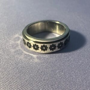 NWOT Silver Floral Spinning Band Ring Size 6 🥳